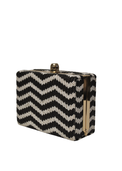 Clutch blanco y negro rafia